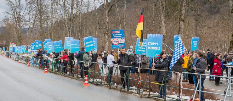 Eund 150 Anhänger der AfD hatten sich heute Vormittag in Kreuth eingefunden, um gegen die CSU zu demonstrieren 