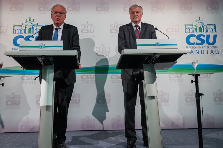 Thomas Kreuzer, Vorsitzender der CSU-Landtagsfraktion, flankierte Seehofer bei der Pressekonferenz und festigte den Standpunkt seiner Partei.