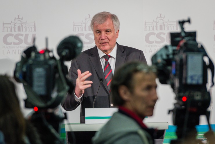 Horst Seehofer ließ sich die Gelegenheit nicht nehmen und schoss erneut scharf gegen Angela Merkel.