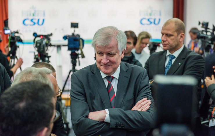 Seehofer sparte nicht mit Kritik an Angela Merkel - die Koalition auf Bundesebene soll trotzdem bestehen bleiben.