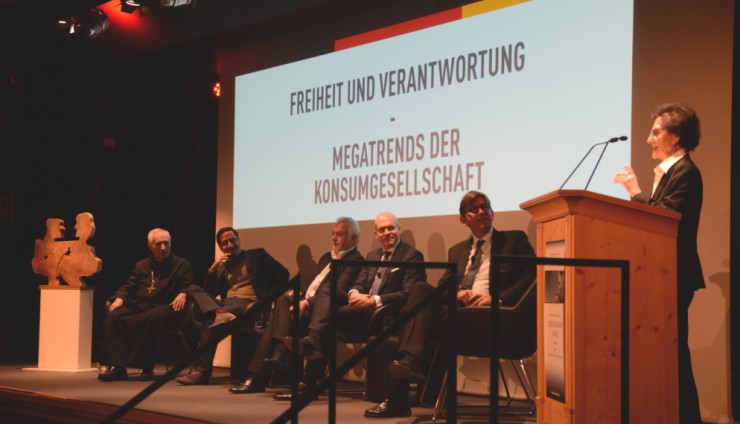 Vor der Abschlussdiskussion lauschte die Runde Luise Gräfin Schlippenbach, die als ehemalige Referentin in der Presseabteilung Ludwig Erhards für eine historische Einordnung sorgte. (Foto: Marius Mestermann)
