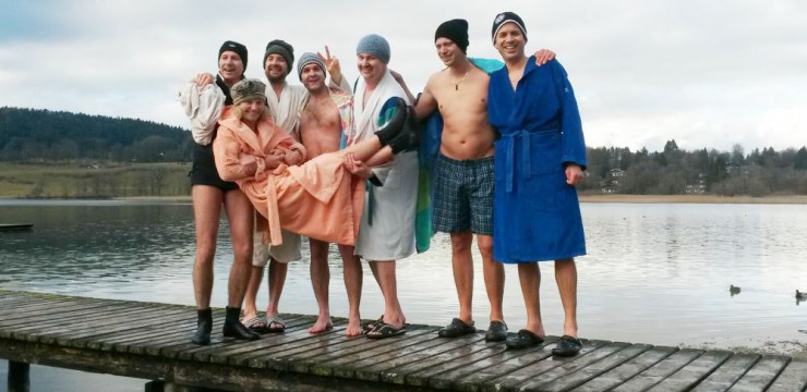 Mutige Bürger haben sich beim “Anschwimmen” der Gmunder Wasserwacht ins 5,8 Grad kalte Wasser getraut