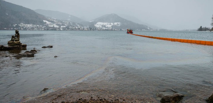 Mittels einer Ölsperre soll vehindert werden, dass sich das Öl auf dem Tegernsee ausbreitet. 