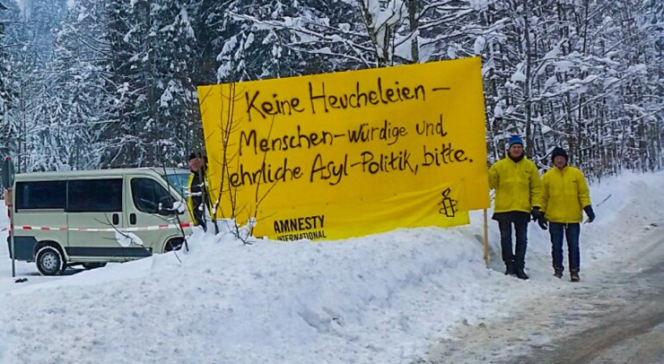 "Keine Heucheleien - Menschenwürdige und ehrliche Asyl-Politik, bitte", lautet die Forderung der Demonstranten.