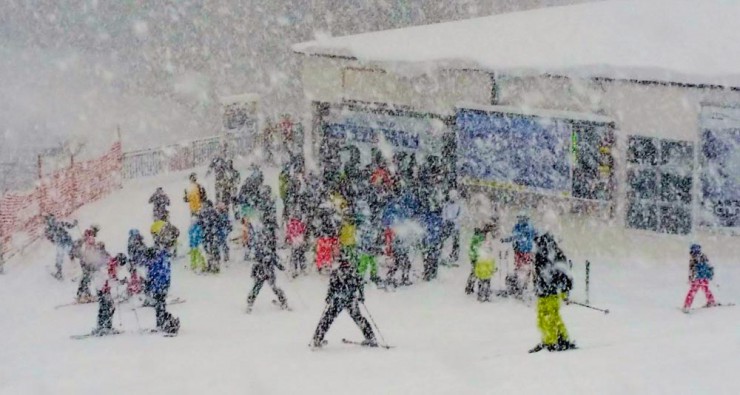 Heftiger Schneefall an der Sutten-Talstation gegen Mittag.