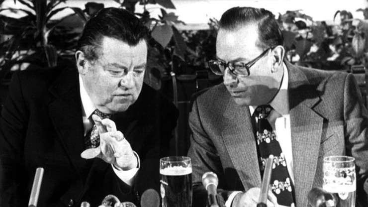 Parteichef Franz Josef Strauß und der damalige CSU-Landesgruppenvorsitzende Friedrich Zimmermann bei der Pressekonferenz am 19. November 1976 in Wildbad Kreuth.