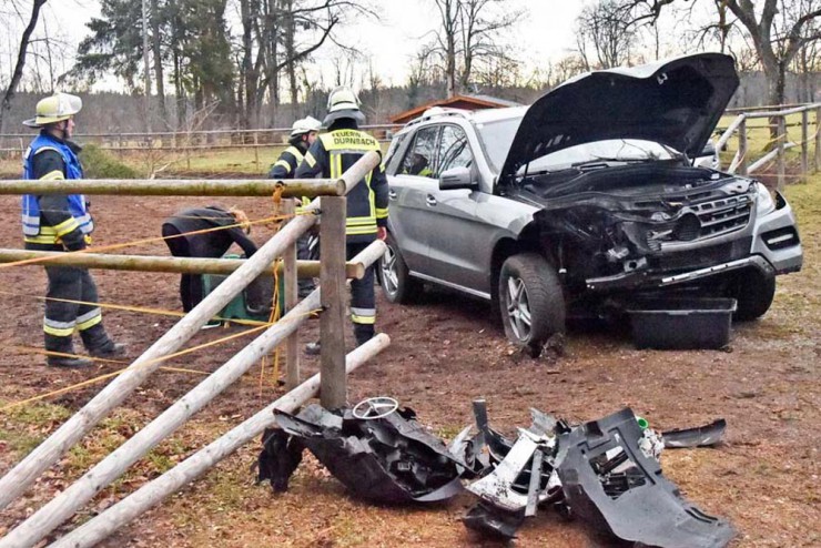 Erst nach 250 Meter Fahrt durchs Gelände kam dieser Mercedes heute am Zaun einer Pferdekoppel zum stehen / Alle Fotos Thomas Gaulke