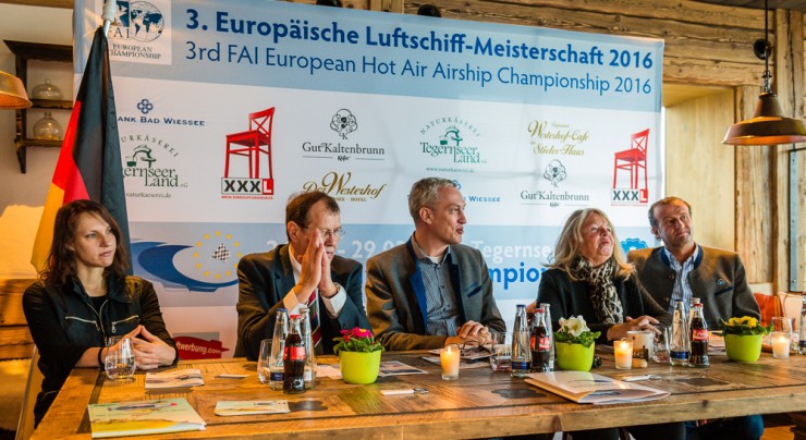 v.l.n.r.: Pia Marie Witt (Luftschiffpilotin und Vizemeisterin Deutsche Meisterschaft 2015), Helmut Seitz (Event Direktor), Stephan Köhl (Geschäftsführer TTT GmbH), Martina Krafczyk (Präsidentin Deutscher Freiballonsport-Verband e.V.) Peter Rie (TTT)