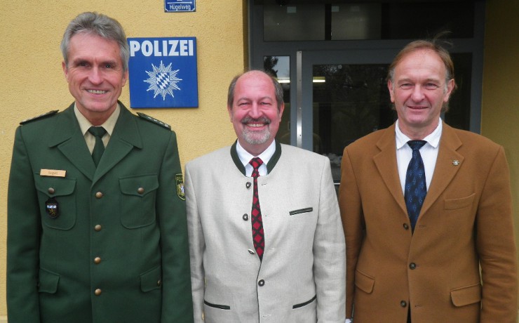 Das Bild zeigt v. l. n. r. : Erster Polizeihauptkommissar Wilhelm Sigel, Polizeihauptkommissar a. D. Paul Knott, Polizeihauptkommissar Roman Hörfurter 