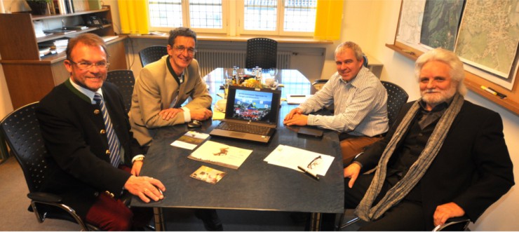 v.l.n.r.: Wiessees ehemaliger Bürgermeister Peter Höß, Gemeinderat Rolf Neresheimer, Bauamtsleiter Thomas Holzapfel und Karl Schönbauer der ATTEK im Gespräch