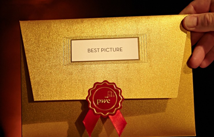 Der sehnsüchtig erwartete Umschlag: Gmund liefert auch in diesem Jahr die Briefumschläge für die Oscar-Verleihung.