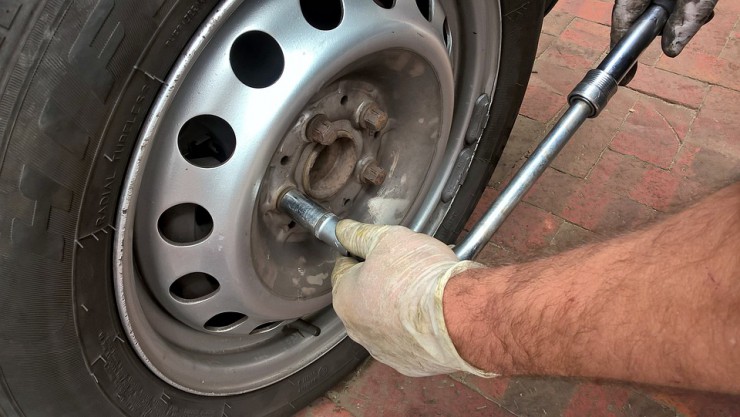 Ein Kfz-Mechatroniker muss seine Kenntnisse z.B. beim Reifen wechseln beweisen