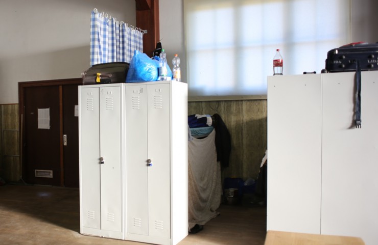 So sehen die kleinen abgetrennten Schlafplätze in der Halle aus 