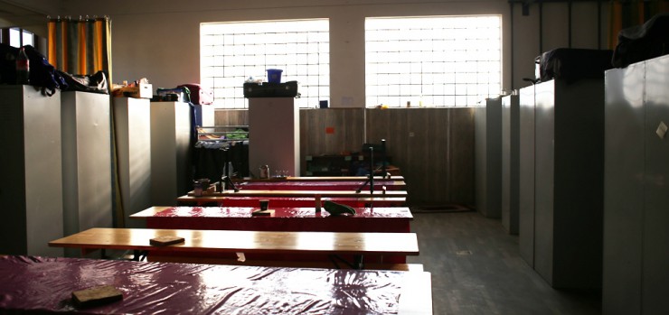 Hier schlafen, leben und essen die 35 Bewohner der Turnhalle 