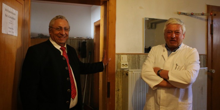 Max Niedermeier und Dr. Thomas Straßmüller vor dem Behandlungsraum in der Unterkunft 