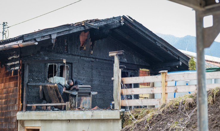 In Reitrain brannte gestern ein Gebäude - knapp 100 Einsatzkräfte kämpften gegen die Flammen.