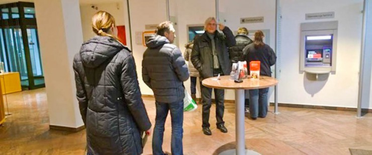 Lange Schlangen am Geldautomaten. Kunde Gerhard Brugger macht seinen Unmut deutlich: "Auf dem Foto zeige ich Ihnen übrigens nicht den Vogel, sondern ich gebe mir die Kugel."