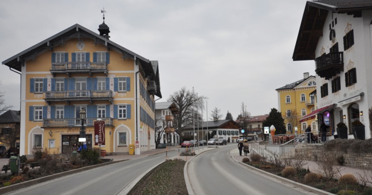 Die Straße vom Tegernseer Rathaus in Richtung Gmund war einst nach Hitler benannt 