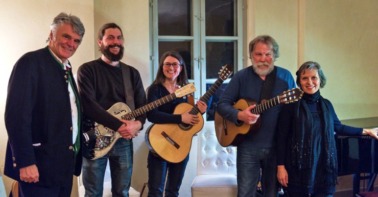 V.l.n.r.: Dr. Andreas GReither, das Gitarrentrio "Verzupft" und Beate Himmelstoß