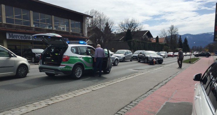 Ein Motorrad und ein Mercedes stießen vor der Agip-Tankstelle in Gmund zusammen.