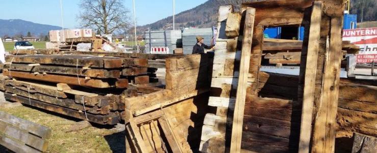 Gestapelte Balken aus dem 16. Jahrhundert mit Fensterrahmen