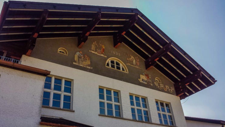 Das Gebäude der Wiesseer Grundschule ist schützenswert - sagen Denkmalschutzamt und Peter Höß.
