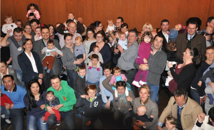 Versuch eines Gruppenfotos: Die Gäste waren so zahlreich, dass der versammelte Rottacher Nachwuchs samt Familien gar nichts ins Bild passte. 