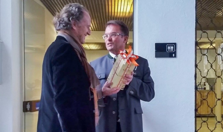 Wiessees Bürgermeister Peter Höß überreichte Mattheo Thun ein Gastgeschenk.
