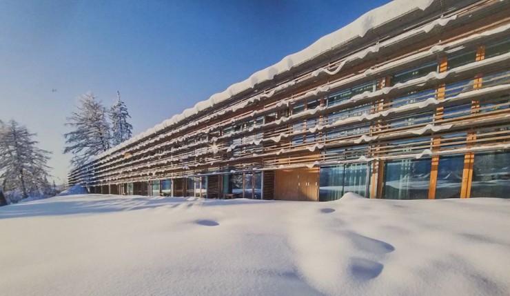 Holz und Glas prägen in Vigilius ein Fünf-Sterne-Hotel von Matteo Thun, wie er es ähnlich auch für Bad Wiessee plant.