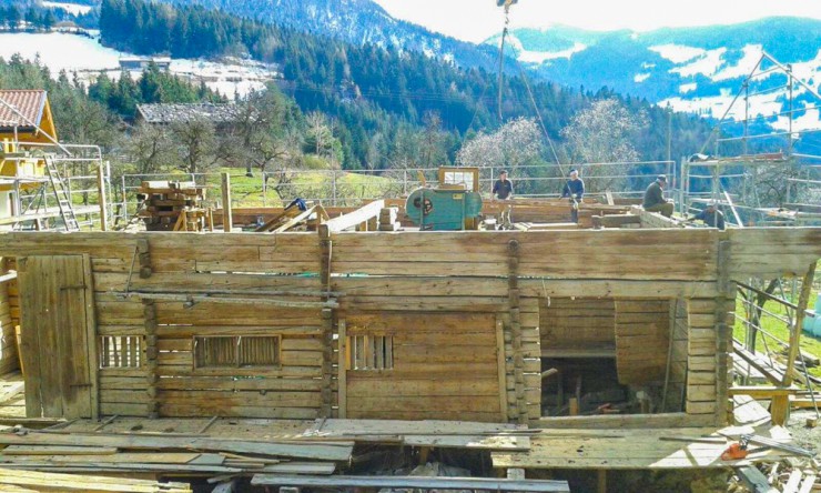 Beim Abtragen des Hofes.