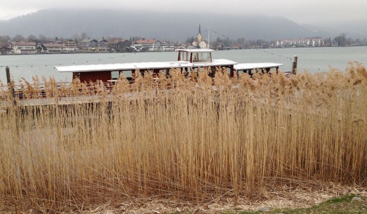 Zu der Villa am See gehört auch eine Bar sowie eine Art Bistroschiff.