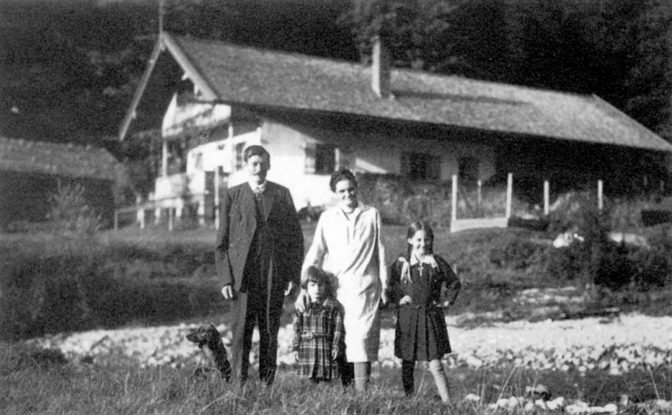 Familie Resch vor der Schwaigeralm in Kreuth.
