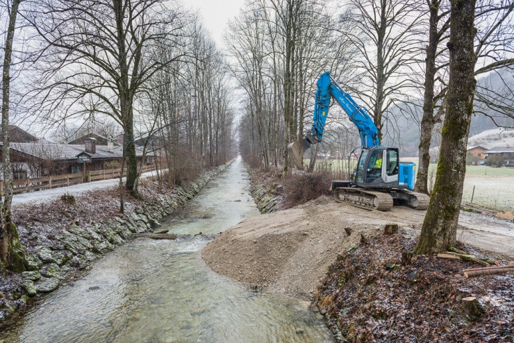 Die Umgestaltungsmaßnahmen an der Rottach haben gestartet. Erkrankte Bäume werden ebenfalls gefällt.