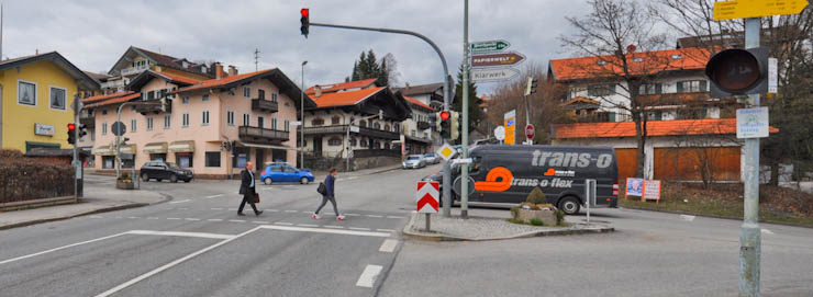 Das Tor zum Tal: Jedes Auto muss auf dem Weg zu den Hotels durch den Gmunder Stachus. 