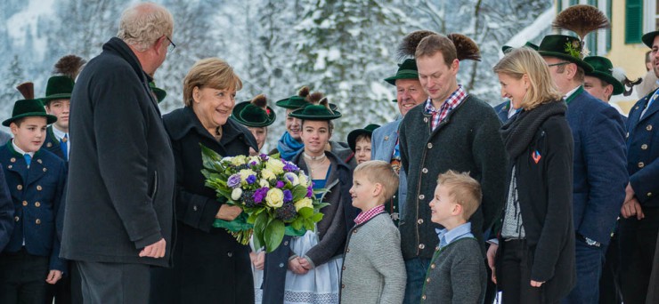 Mit Blumen wurde die Kanzlerin heute von Tegernseer Trachtlern empfangen. 