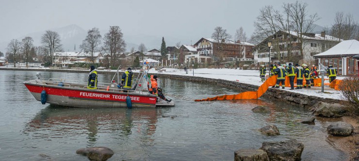 Die Ölsperren sind derzeit wieder alle aus dem See entfernt. Nach dem Ölleck wird noch gesucht.