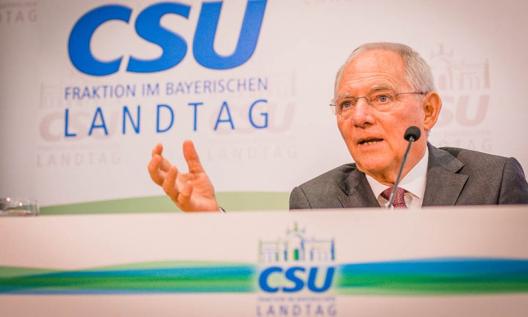 Finanzminister Wolfgang Schäuble wollte sich zu keiner Kritik an Kanzlerin Merkel hinreißen lassen. 