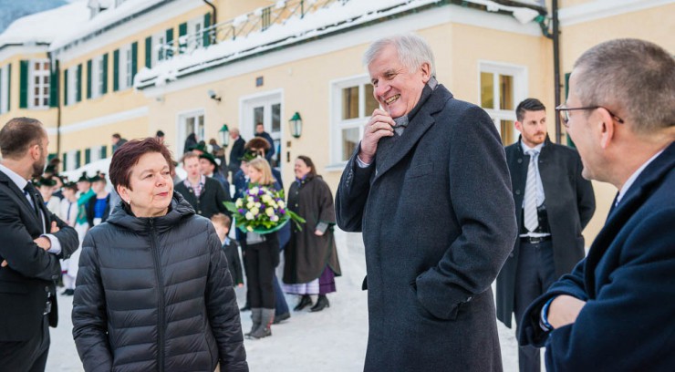 Seehofer gibt sich heute entgegen den gestrigen Meldungen topfit. 