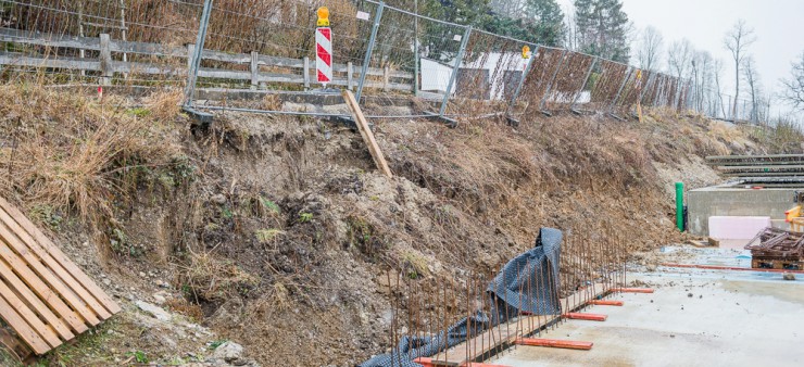 Der  Bauzaun über der Baugrube rutscht ab 