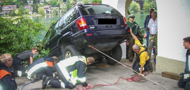 Wenn ältere Fahrer Gas- und Bremspedal verwechseln, kann es zu gefährlichen Situationen kommen.