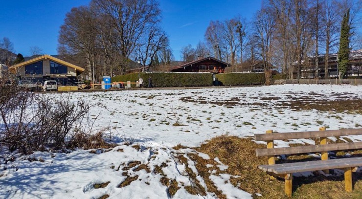 Derzeit ist die Wiese am Seeufer noch frei - das wird sich bald ändern ... 