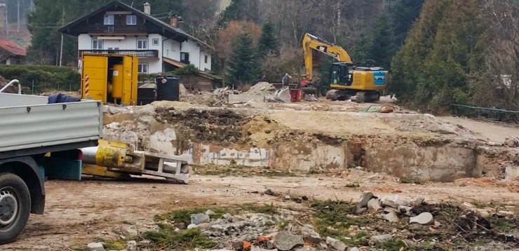 Nach dem Abriss des ehemaligen Hotel Edelweiß ist auf dem Grundstück in Wiessee nur ein tiefes Loch zu sehen.