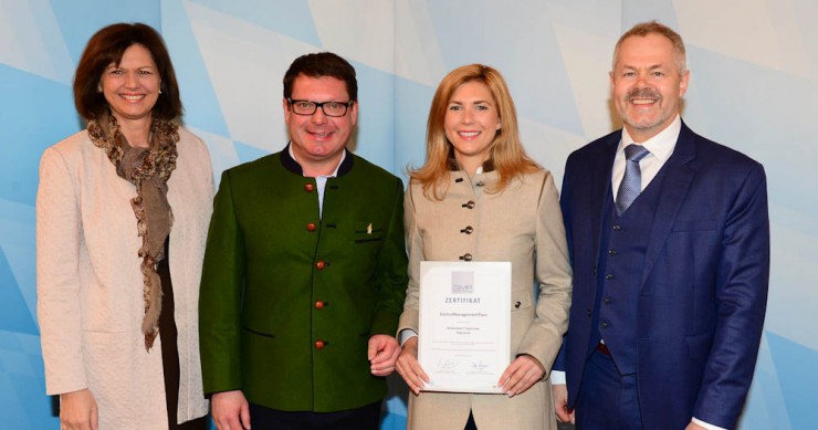 Staatsministerin Aigner und DEHOGA-Präsident Brandl ehren Bräustüberl-Wirt Peter Hubert und Catarina Hubert. 