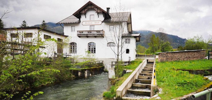 Über eine Fischtreppe können die Fische auf dem Weg zum Laichen das Kraftwerk umgehen. 