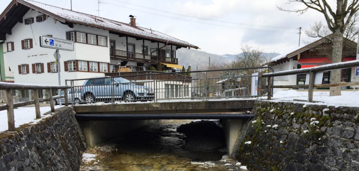 Die Zeiselbachbrücke in Bad Wiessee ist eine von drei Brücken in Bad Wiessee, die saniert werden müssen.