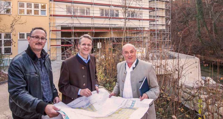 Stephan Treske, technischer Leiter, Florian Kohler, Inhaber und Geschäftsführer und Reiner Schuster, kaufmännischer Leiter der Büttenpapierfabrik Gmund vor dem neuen Firmengebäude.